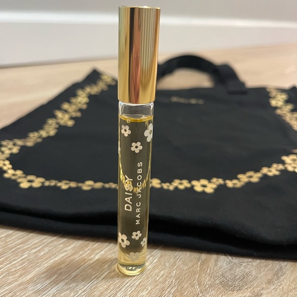 Marc Jacobs Daisy Tote Bag and Travel Fragrance - Picture 2 of 4
